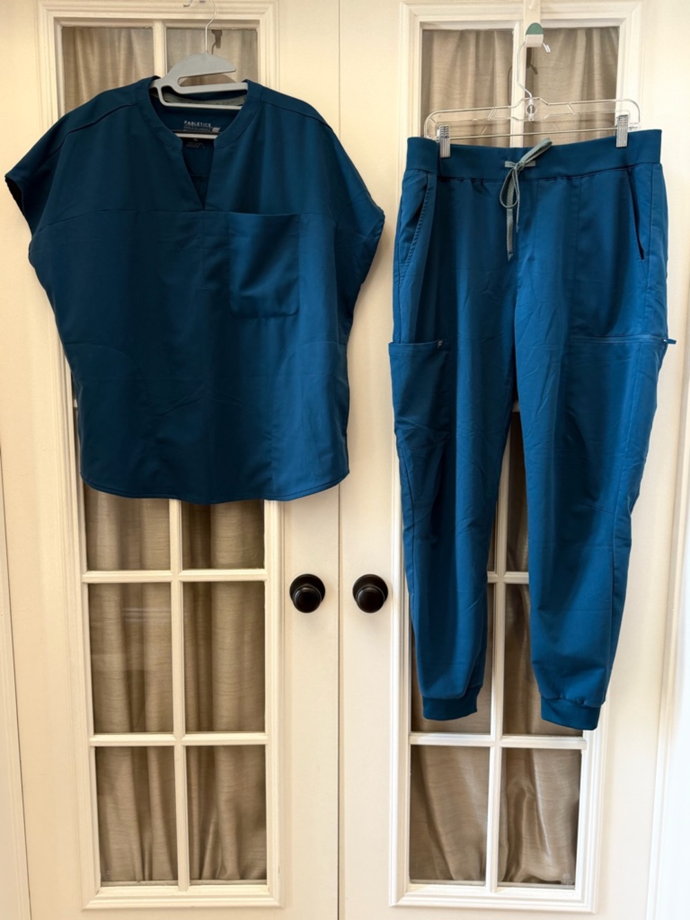 XL Fabletics Women's Teal Scrub Top & Jogger Set NEW